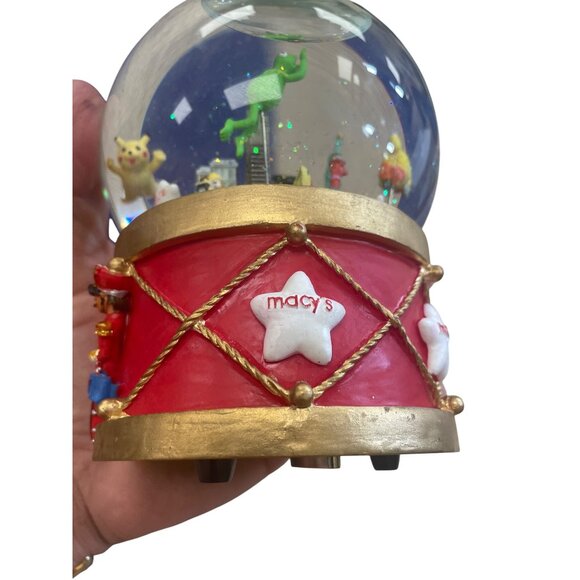 Macys 2002 Thanksgiving Day Parade Musical Waterglobe collectible SKU 8310 - Picture 15 of 16